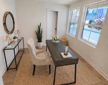 2586 Delphinium - Photo Thumbnail 7