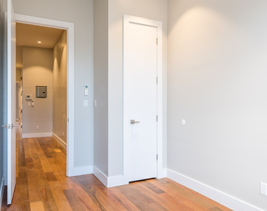 228 Kingsland Avenue - Photo Thumbnail 17