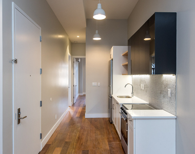 228 Kingsland Avenue - Photo Thumbnail 8
