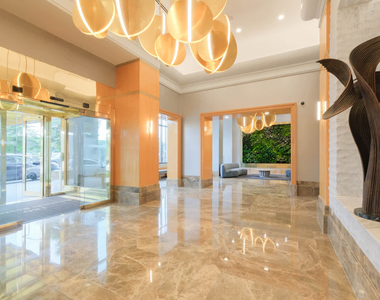 180 Riverside Blvd - Photo Thumbnail 4