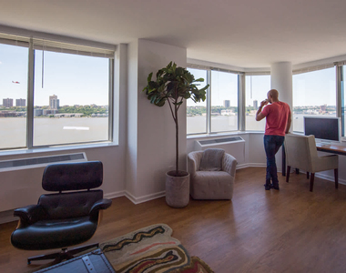 180 Riverside Blvd - Photo Thumbnail 15