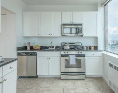 180 Riverside Blvd - Photo Thumbnail 48