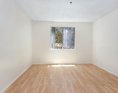 23100 Avenue San Luis - Photo Thumbnail 10