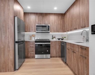 108 Middle Neck Road - Photo Thumbnail 4