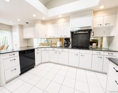 21 Redwood Court - Photo Thumbnail 5