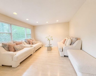 21 Redwood Court - Photo Thumbnail 2