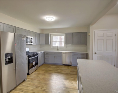 207 Catherine Avenue - Photo Thumbnail 2