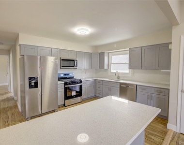 207 Catherine Avenue - Photo Thumbnail 3
