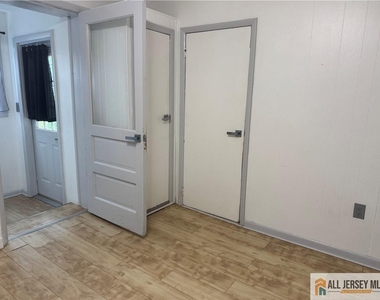 64 Whitehead Avenue - Photo Thumbnail 3