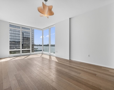 30 Riverside Boulevard - Photo Thumbnail 2