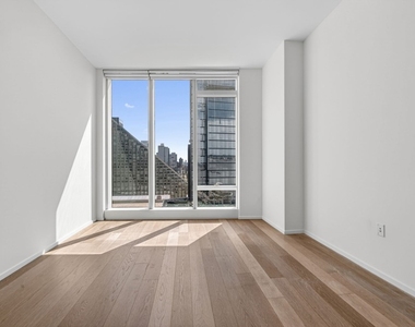 30 Riverside Boulevard - Photo Thumbnail 7