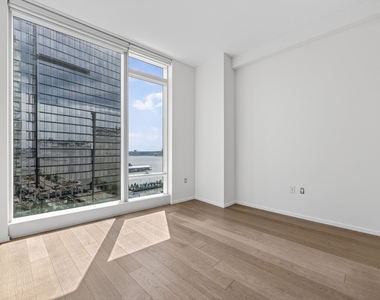 30 Riverside Boulevard - Photo Thumbnail 9