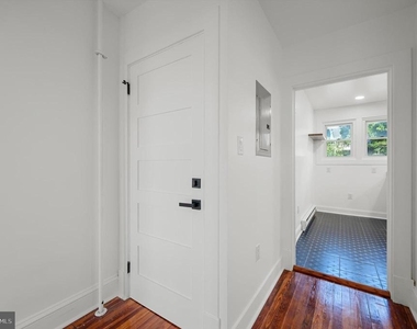 422 Clifford Street W - Photo Thumbnail 5
