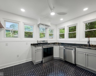 422 Clifford Street W - Photo Thumbnail 2