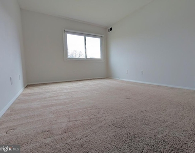 2903 Charing Cross Road - Photo Thumbnail 12