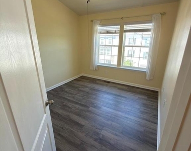 180 Schramm - Photo Thumbnail 3