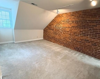 319 William Street - Photo Thumbnail 3
