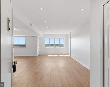 5340 Holmes Run Parkway - Photo Thumbnail 3