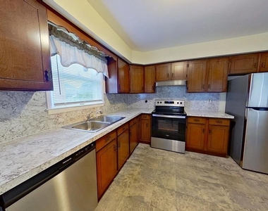 571 S Main Street - Photo Thumbnail 1