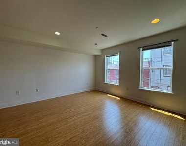 1131 W Nevada Street - Photo Thumbnail 2