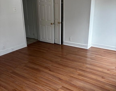 918 S 12th Street - Photo Thumbnail 2