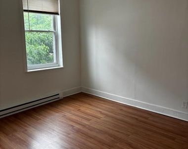 918 S 12th Street - Photo Thumbnail 1