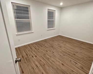 4224 Brown Street - Photo Thumbnail 6