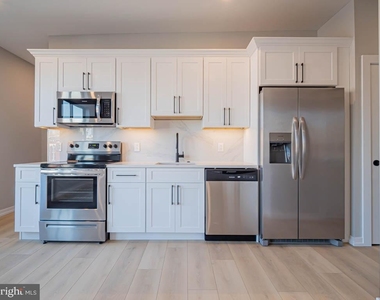 769 S 10th Street - Photo Thumbnail 3