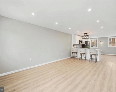 925 Maple Avenue - Photo Thumbnail 4