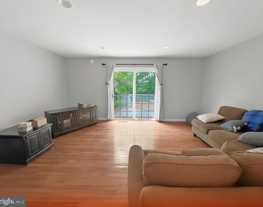 561 W Marshall Street - Photo Thumbnail 6