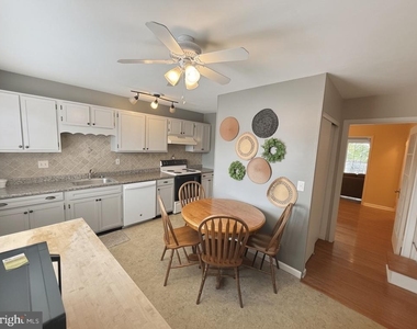 561 W Marshall Street - Photo Thumbnail 8