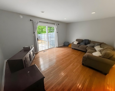 561 W Marshall Street - Photo Thumbnail 5