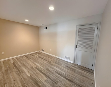 561 W Marshall Street - Photo Thumbnail 4