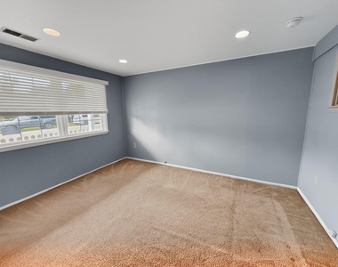 561 W Marshall Street - Photo Thumbnail 3