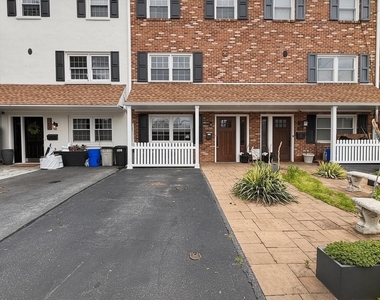 561 W Marshall Street - Photo Thumbnail 1