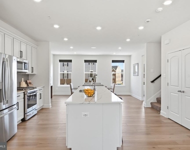 16428 Fife Way - Photo Thumbnail 8