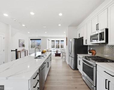 16428 Fife Way - Photo Thumbnail 13
