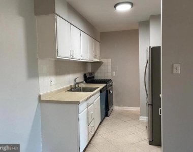 2305 Greenery Lane - Photo Thumbnail 7