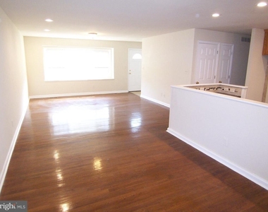 1609 Honeysuckle Drive - Photo Thumbnail 15