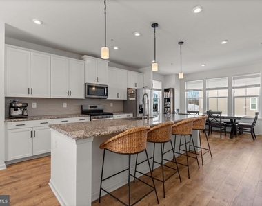 1605 Aster Lane - Photo Thumbnail 8