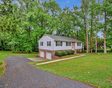 607 Ridge Drive - Photo Thumbnail 2