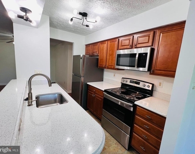 2406 Forest Edge Court - Photo Thumbnail 3