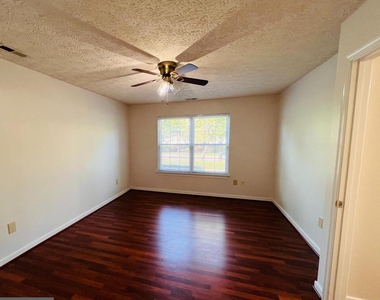 2406 Forest Edge Court - Photo Thumbnail 7