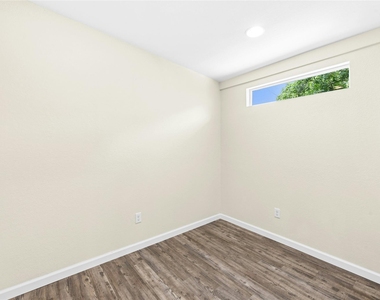 904 Philco Dr - Photo Thumbnail 9