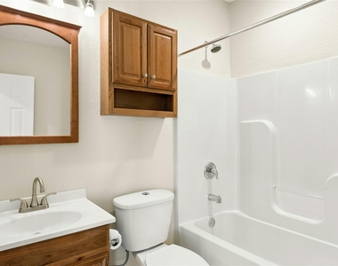 904 Philco Dr - Photo Thumbnail 12