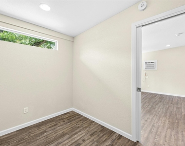 904 Philco Dr - Photo Thumbnail 10
