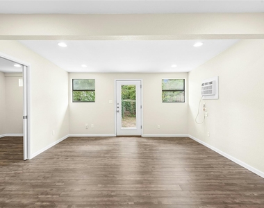 904 Philco Dr - Photo Thumbnail 3