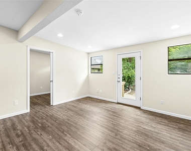 904 Philco Dr - Photo Thumbnail 4