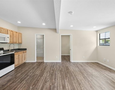 904 Philco Dr - Photo Thumbnail 6