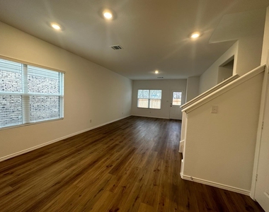 361 Sonterra Dr - Photo Thumbnail 12